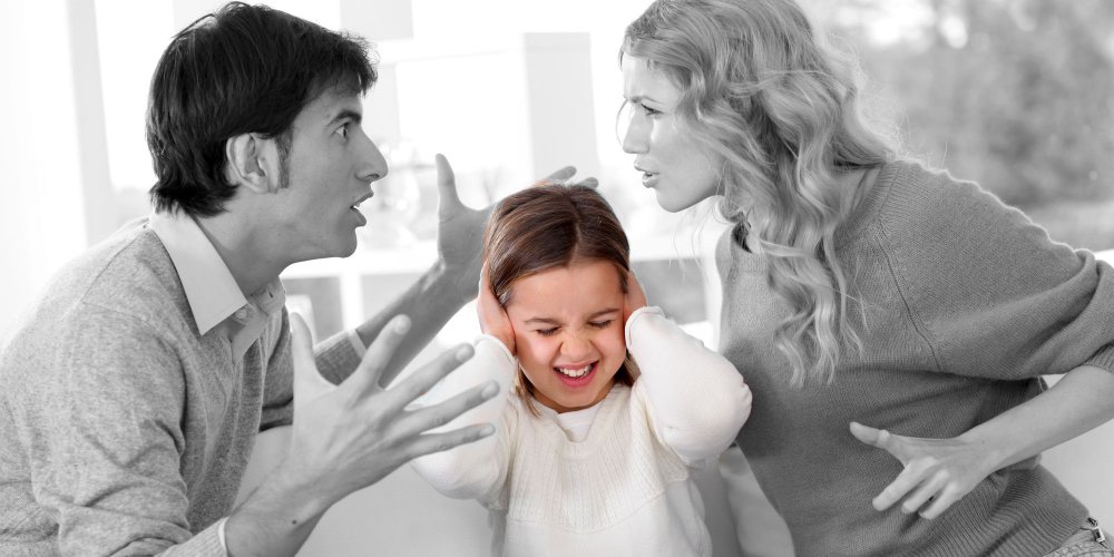 papa et maman se disputant et un enfant au milieu