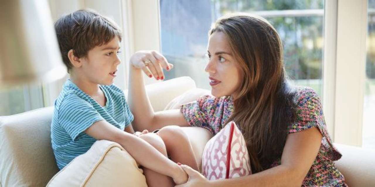 Maman parlant avec son fils
